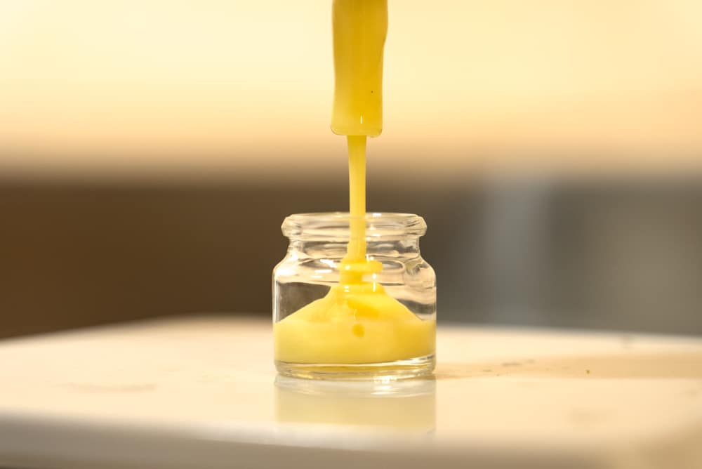 Mise en pot de la gelée royale