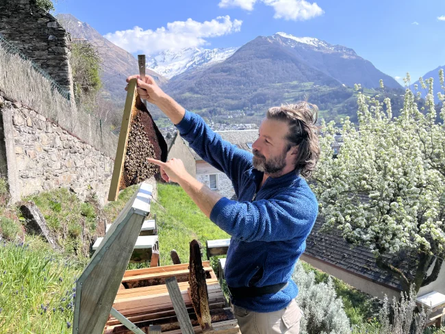 Florent Huard apiculteur et formateur, spécialisé en ruches kenyane