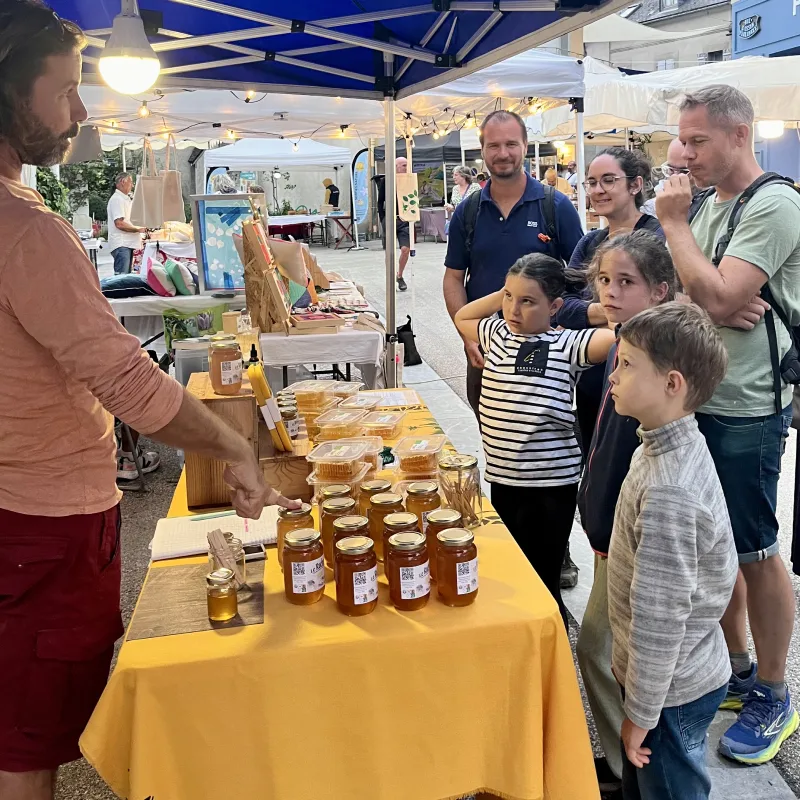 Rucher Pentu marché Luz Saint Sauveur Le stand de Florent Huard du Rucher Pentu au marché de Luz-Saint-Sauveur