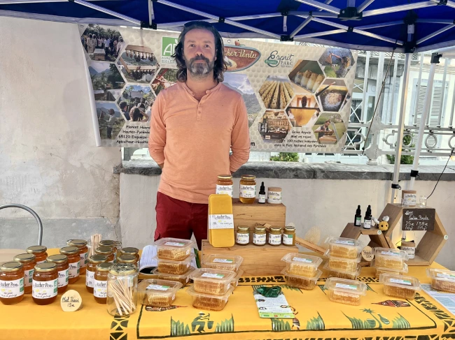 Stand du rucher pentu au marché de luz saint sauveur