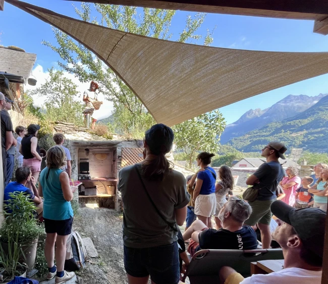 Rencontre et échange sur la terrasse du Rucher Pentu à Esquièze-Sère.