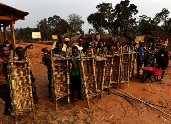 Les Bakas, Florent et les ruches tressées Série de ruches tressées à Payo, village Baka, Cameroun région Est avec florent Huard et les apiculteurs du projet